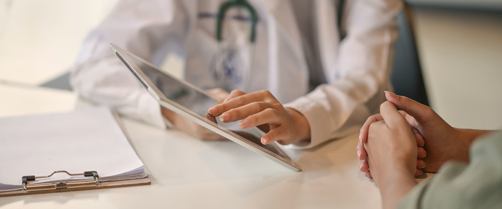 What is an example of negligence in healthcare?